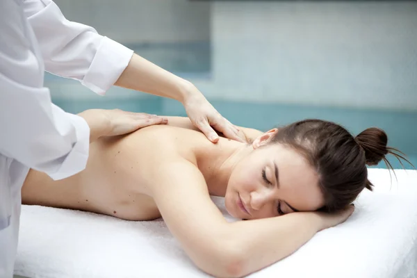Bella donna in spa salone ottenere massaggio — Foto Stock