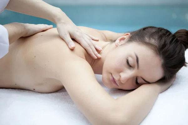 Hermosa mujer en el salón de spa recibiendo masaje —  Fotos de Stock