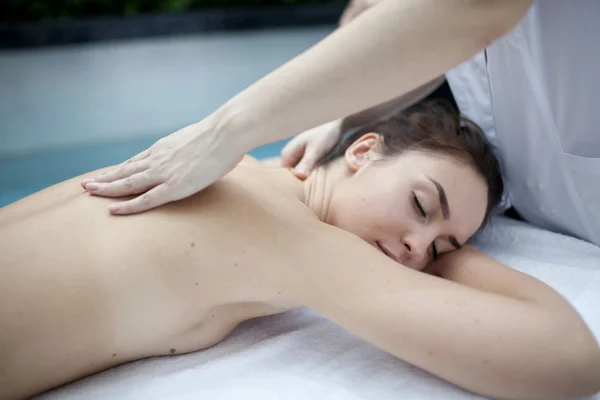 Hermosa mujer en el salón de spa recibiendo masaje —  Fotos de Stock