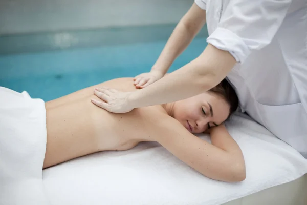 Hermosa mujer en el salón de spa recibiendo masaje —  Fotos de Stock