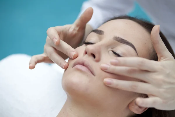 Mulher fazendo procedimentos cosméticos — Fotografia de Stock