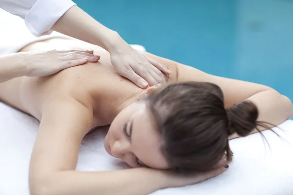 Mulher bonita no salão de spa recebendo massagem — Fotografia de Stock