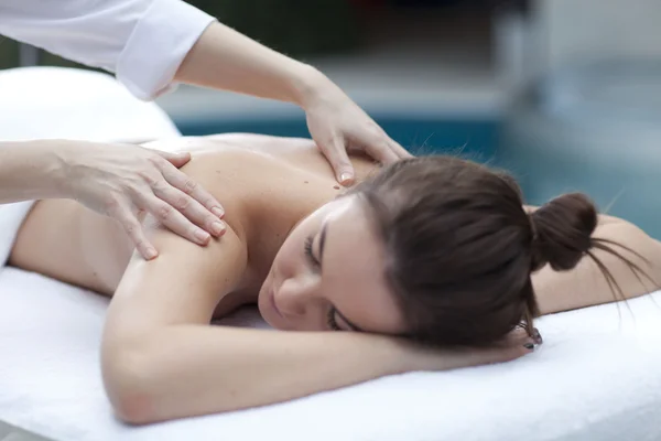 Hermosa mujer en el salón de spa recibiendo masaje —  Fotos de Stock