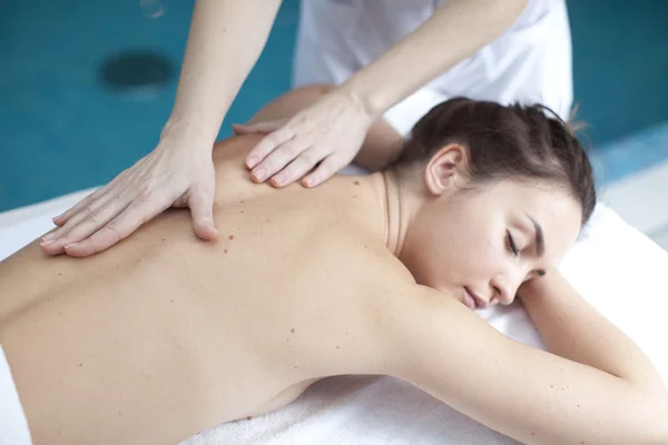 Vacker kvinna i spasalong får massage — Stockfoto