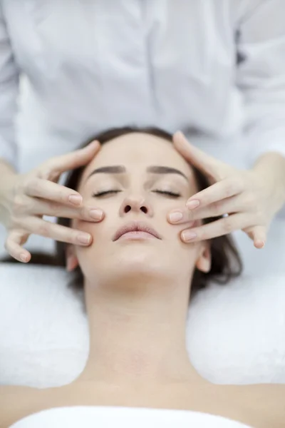 Mujer haciendo procedimientos cosméticos — Foto de Stock