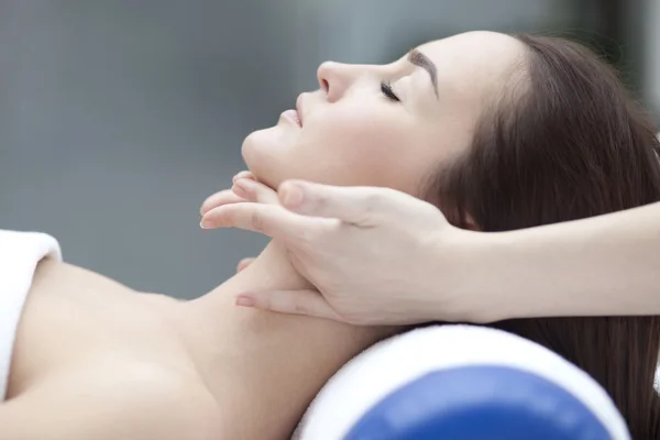 Mujer haciendo procedimientos cosméticos — Foto de Stock