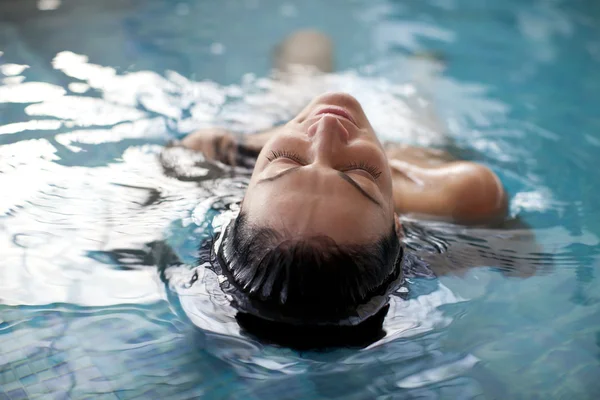 Kvinnen slapper av i vannet – stockfoto