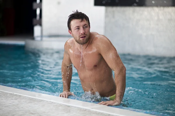 Hombre posando en la piscina — Foto de Stock