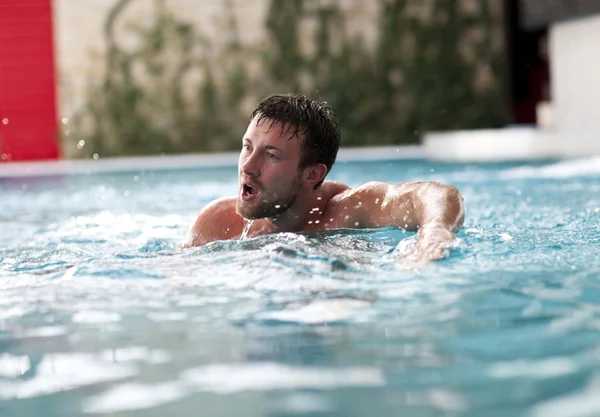 Hombre nadando en la piscina — Foto de Stock