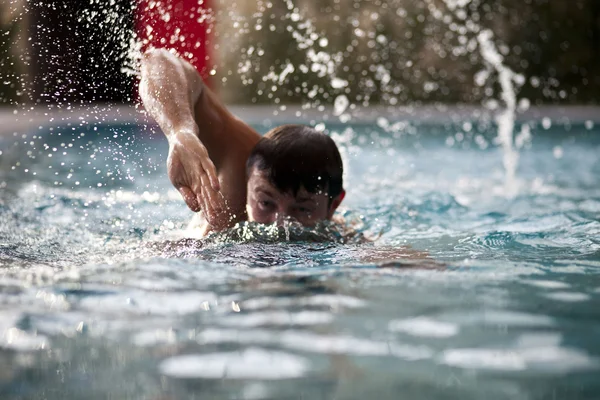 プールで泳ぐ男 — ストック写真