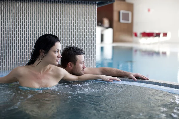 Couple relaxant dans le jacuzzi — Photo