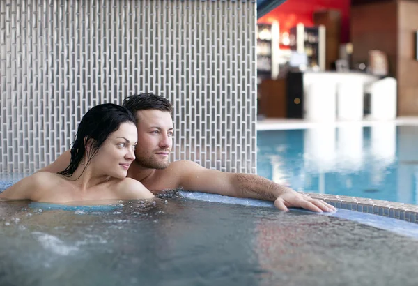 Para relaksując się w jacuzzi — Zdjęcie stockowe