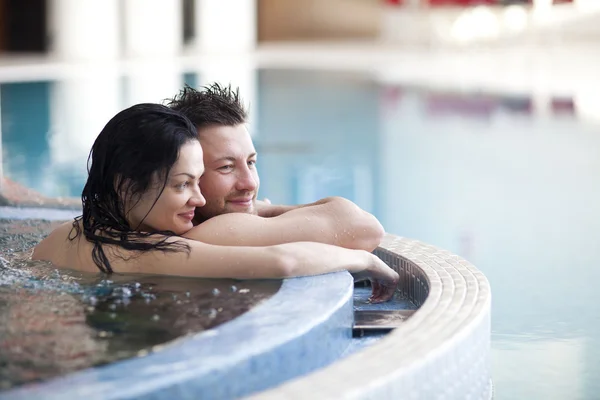 Par kopplar av i jacuzzin — Stockfoto