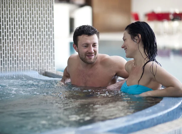 Casal relaxante em jacuzzi — Fotografia de Stock