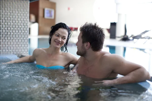 Par kopplar av i jacuzzin — Stockfoto