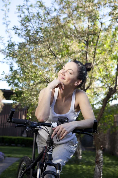 Meisje op de fiets — Stockfoto