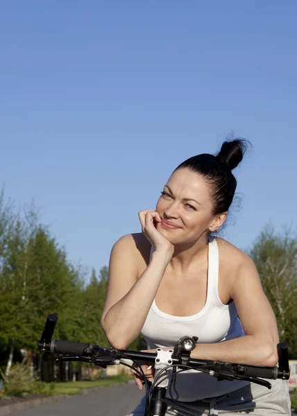 Meisje op de fiets — Stockfoto