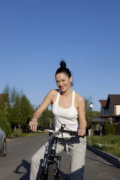 Meisje op de fiets — Stockfoto