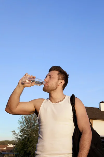 Athlete drinking water — Stock Photo, Image