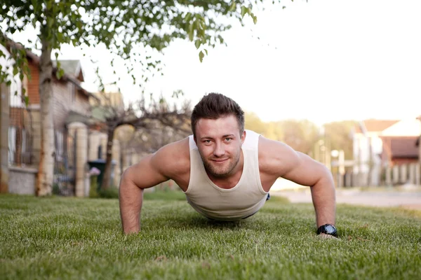 Fitness Uomo che fa Push-Ups — Foto Stock