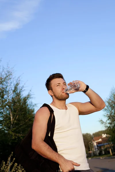 Athlete drinking water — Stock Photo, Image