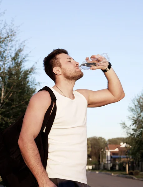 Athlete drinking water — Stock Photo, Image