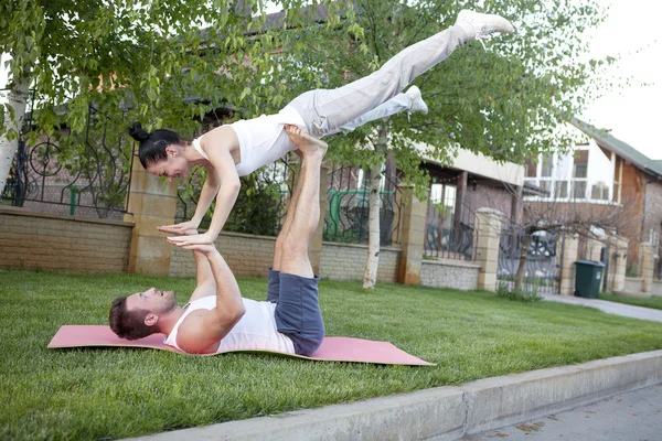 Uomo e donna che eseguono acrobazie — Foto Stock