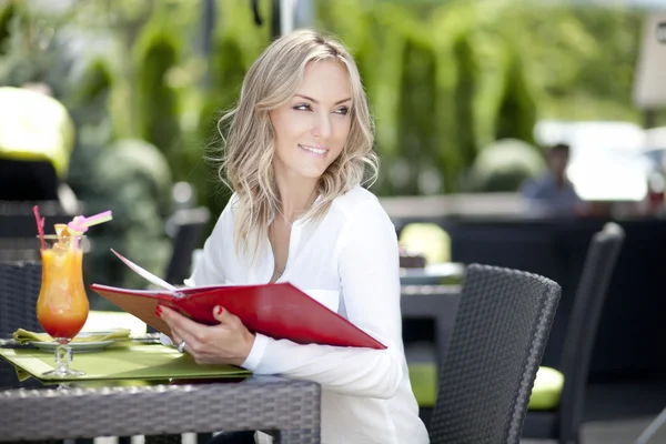 Woman at a table in a cafe — Stock Photo, Image