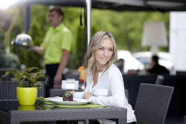 Femme à une table dans un café — Photo