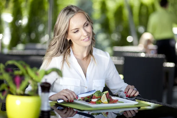 Portrait d'une belle jeune femme assise dans un café — Photo