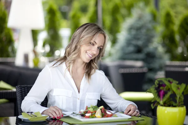 Porträtt av en vacker ung kvinna som sitter på ett kafé — Stockfoto