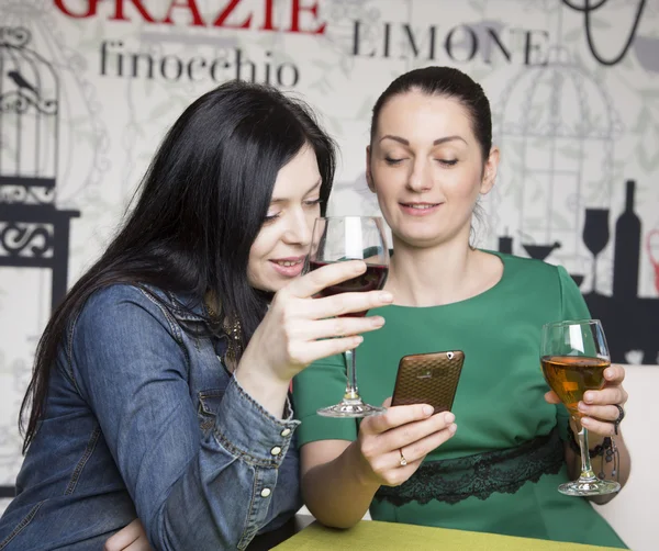 Duas mulheres usando um telefone inteligente — Fotografia de Stock