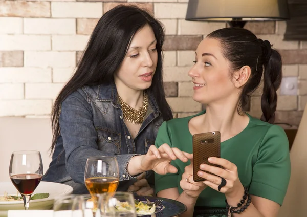 Dos mujeres usando un teléfono inteligente —  Fotos de Stock