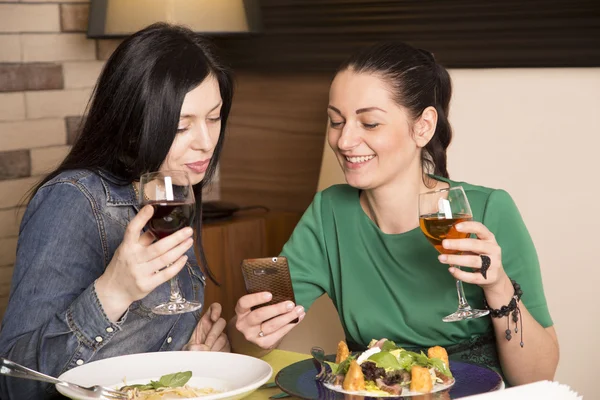 Dvě ženy pomocí chytrý telefon — Stock fotografie