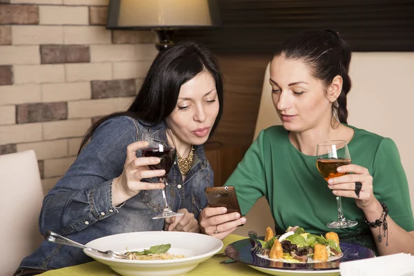 Två kvinnor som använder en smart telefon — Stockfoto