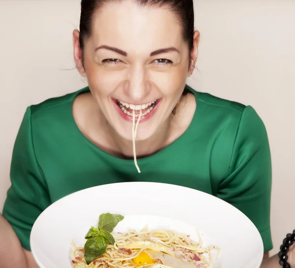 Mujer comiendo espaguetis — Foto de Stock