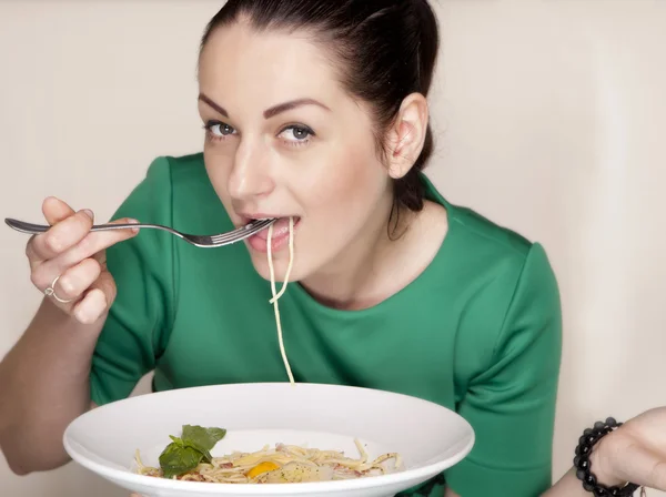 Mujer comiendo espaguetis — Foto de Stock