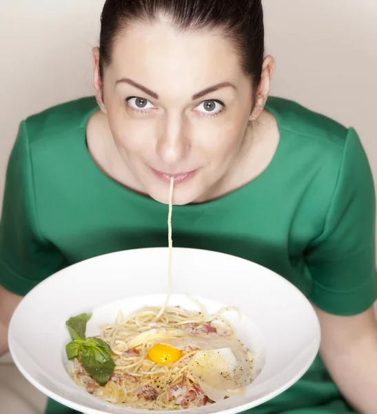 Spagetti yiyen kadın — Stok fotoğraf