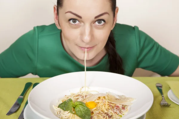 Mujer comiendo espaguetis — Foto de Stock