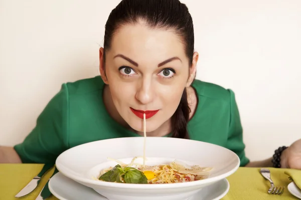 Mujer comiendo espaguetis — Foto de Stock