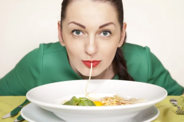 女人吃意大利面 — 图库照片