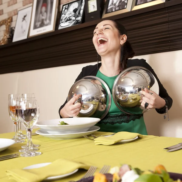 Bir restoranda yemek kadın. — Stok fotoğraf