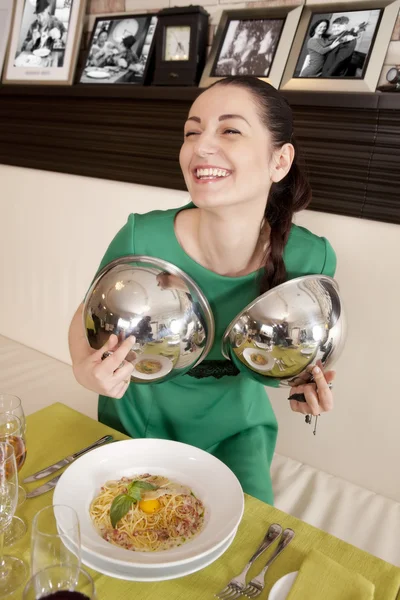 Frau isst in einem Restaurant. — Stockfoto