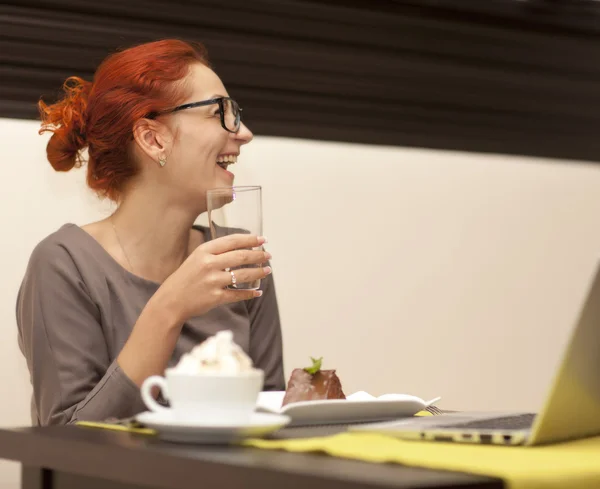 Iced coffee stands in the foreground — Stock Photo, Image