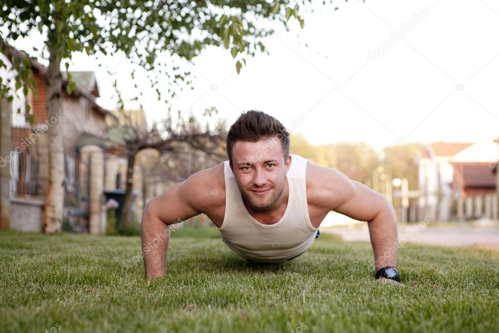 Fitness man doing push-ups