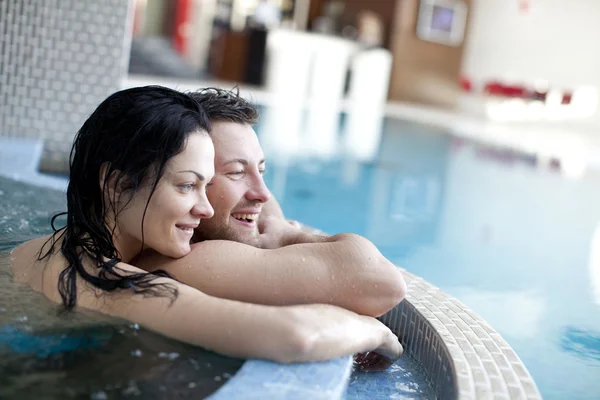 Casal relaxante em jacuzzi — Fotografia de Stock