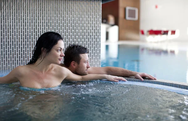 Casal relaxante em jacuzzi — Fotografia de Stock