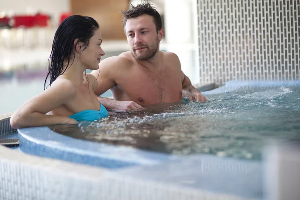 Casal relaxante em jacuzzi — Fotografia de Stock