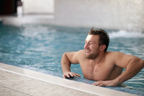 Mannen i poolen — Stockfoto