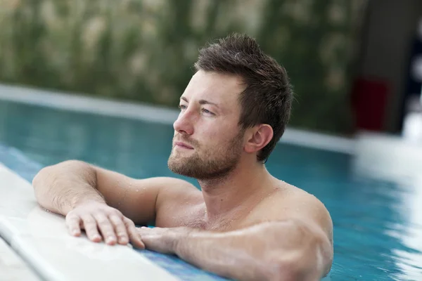 The man in the pool — Stock Photo, Image